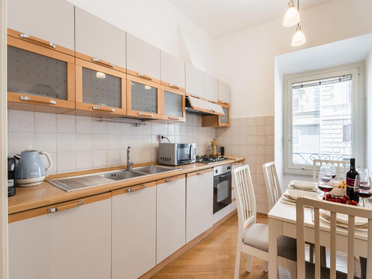The Best Rent - Spacious Three-Bedroom Apartment Near The Colosseum Rome Exterior photo