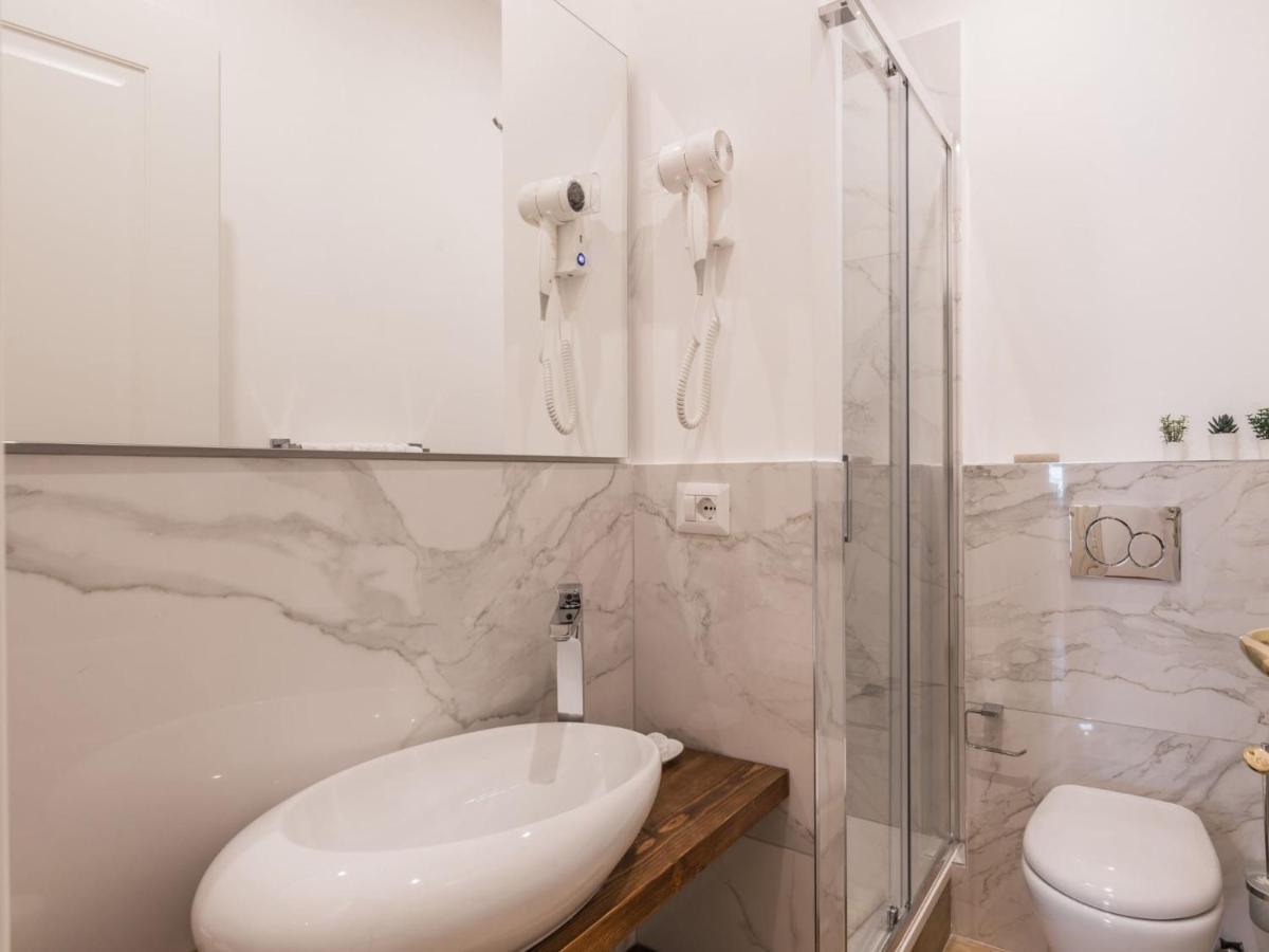The Best Rent - Spacious Three-Bedroom Apartment Near The Colosseum Rome Exterior photo